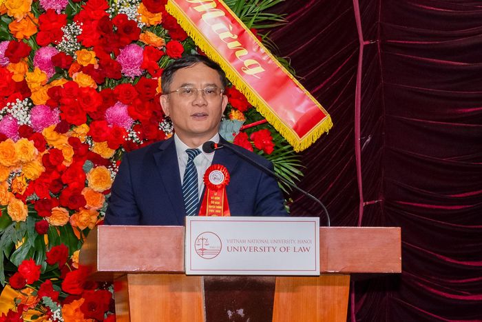 PGS.TS Nguyễn Tiến Vinh - Hiệu trưởng Trường Đại học Luật, Đại học Quốc gia Hà Nội trình bày diễn văn kỷ niệm. Ảnh: Minh Giang