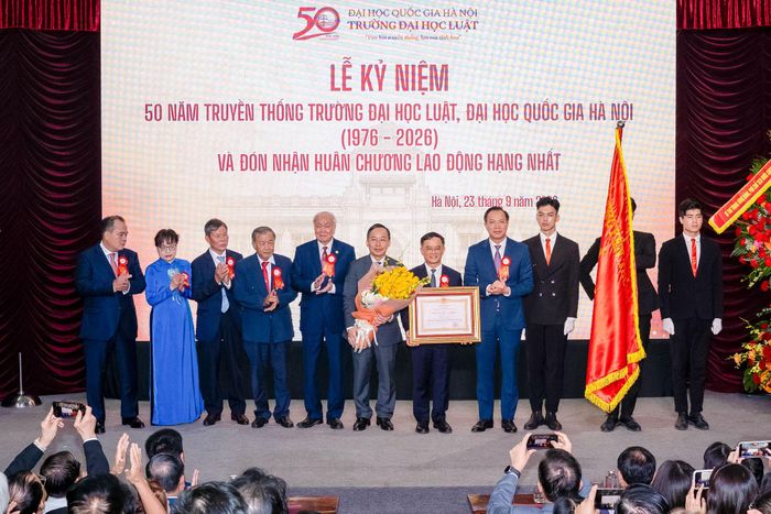Thứ trưởng Bộ GD-ĐT Đoàn Trung Kiên trao Huân chương Lao động hạng Nhất cho Trường Đại học Luật, Đại học Quốc gia Hà Nội. Ảnh: Minh Giang