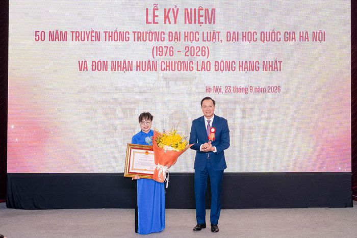 Thứ trưởng Bộ GD-ĐT Đoàn Trung Kiên trao Huân chương Lao động hạng Ba cho PGS.TS Nguyễn Thị Quế Anh, Trường Đại học Luật, Đại học Quốc gia Hà Nội. Ảnh: Minh Giang