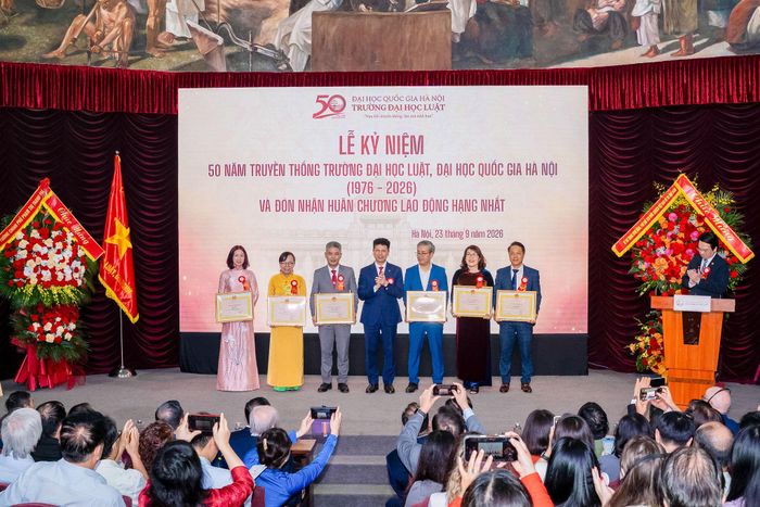 PGS.TS Nguyễn Hiệu trao bằng khen của Giám đốc Đại học Quốc gia Hà Nội cho các tập thể. Ảnh: Minh Giang