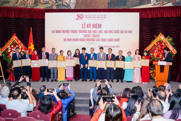 PGS.TS Nguyễn Hiệu trao bằng khen của Giám đốc Đại học Quốc gia Hà Nội cho các cá nhân. Ảnh: Minh Giang