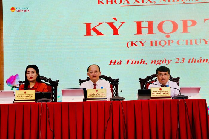 Chủ toạ điều hành kỳ họp.