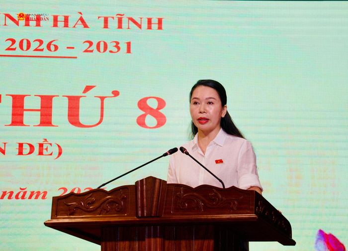 Trưởng Ban Văn hoá - Xã hội HĐND tỉnh Đào Thị Anh Nga trình bày báo cáo thẩm tra