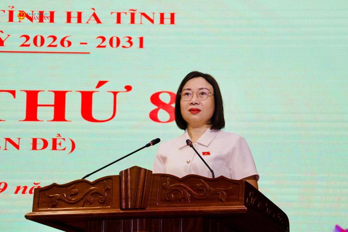 Trưởng Ban Kinh tế - Ngân sách HĐND tỉnh Nguyễn Thị Thuý Nga trình bày báo cáo thẩm tra.