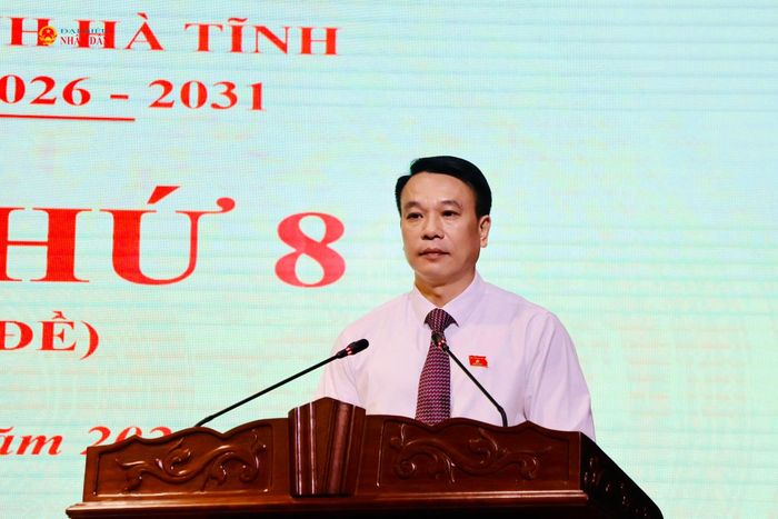 Chánh Văn phòng Đoàn ĐBQH và HĐND tỉnh Nguyễn Huy Hùng trình bày dự thảo nghị quyết tại kỳ họp