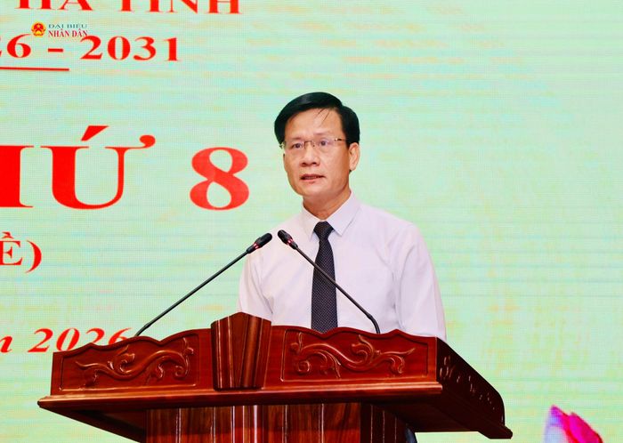 Giám đốc Sở Nội vụ Trịnh Văn Ngọc trình bày các tờ trình.