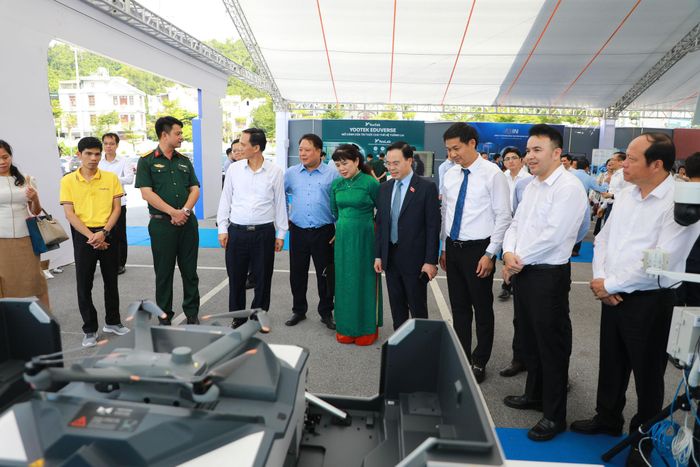 Các đại biểu tham quan sản phẩm công nghệ tại diễn đàn. Ảnh: Minh Hà