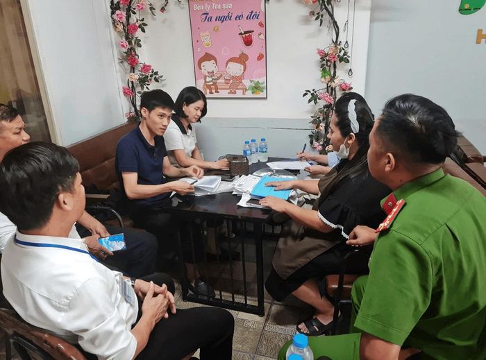 Công an xã Đa Phúc phối hợp kiểm tra hộ kinh doanh thức ăn nhanh.