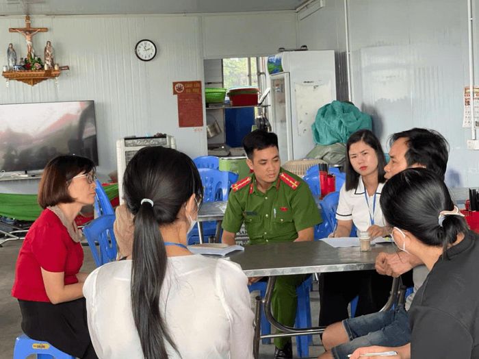 CBCS Công an xã Thượng Phúc phối hợp lực lượng chức năng kiểm tra cơ sở kinh doanh.