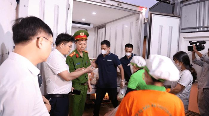 Công an xã Tam Hưng kiểm tra nguồn gốc thực phẩm.