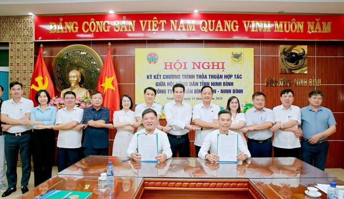 Chương trình hợp tác giữa Hội Nông dân tỉnh Ninh Bình và Công ty CP Bình Điền - Ninh Bình nhằm chuyển giao kỹ thuật, cung ứng phân bón chất lượng và đồng hành cùng nông dân trong sản xuất xanh, bền vững. Ảnh: BFC.