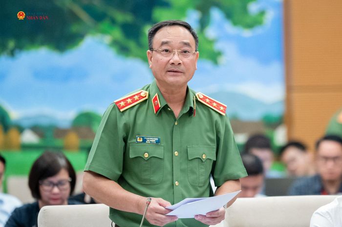 Thứ trưởng Bộ Công an, Thượng tướng Phạm Thế Tùng trình bày Tờ trình dự án Luật