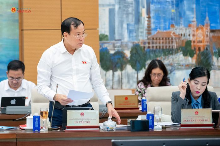 Chủ nhiệm Ủy ban Quốc phòng, An ninh và Đối ngoại, Thượng tướng Lê Tấn Tới trình bày tóm tắt Báo cáo thẩm tra sơ bộ dự án Luật