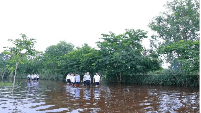 Ủy viên dự khuyết Trung ương Đảng, Phó Bí thư Thường trực Tỉnh ủy, Chủ tịch HĐND tỉnh Nguyễn Hồng Phong cùng đoàn công tác kiểm tra thực tế tình hình ngập úng sau lũ tại các trường học trên địa bàn xã Đồng Tiến. Ảnh: Quốc Hương