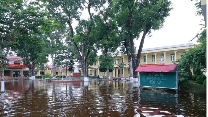 Tình trạng ngập úng vẫn còn diễn ra tại một số trường học trên địa bàn tỉnh Thanh Hóa. Ảnh: Quốc Hương