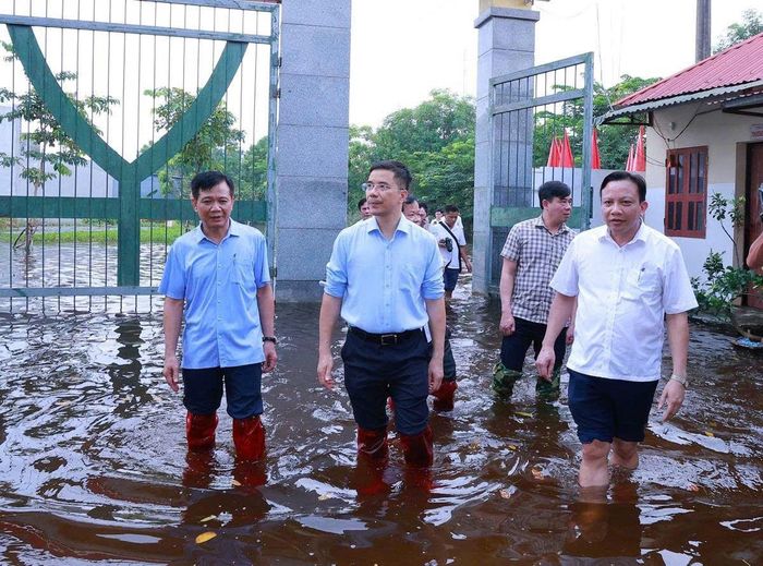 Ủy viên dự khuyết Trung ương Đảng, Phó Bí thư Thường trực Tỉnh ủy, Chủ tịch HĐND tỉnh Nguyễn Hồng Phong đã chỉ đạo các biện pháp trước mắt và lâu dài để bảo đảm ổn định việc học tập cho học sinh. Ảnh: Quốc Hương