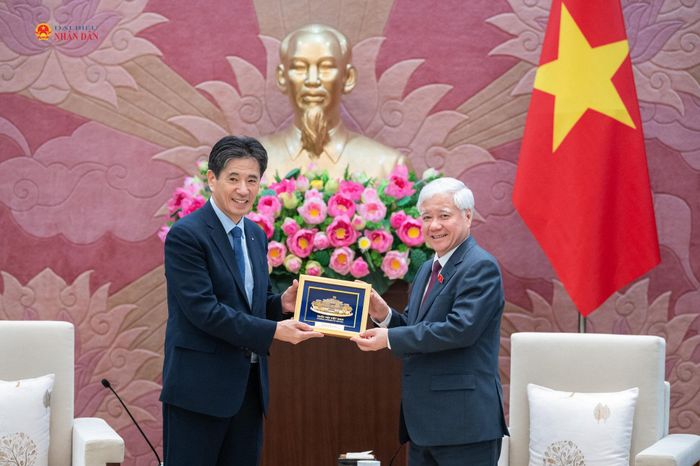Phó Chủ tịch Thường trực Quốc hội Đỗ Văn Chiến trao quà lưu niệm tặng Chủ tịch Hiệp hội Kinh tế và Văn hóa Hàn Quốc - Việt Nam Kwon Sung Teak