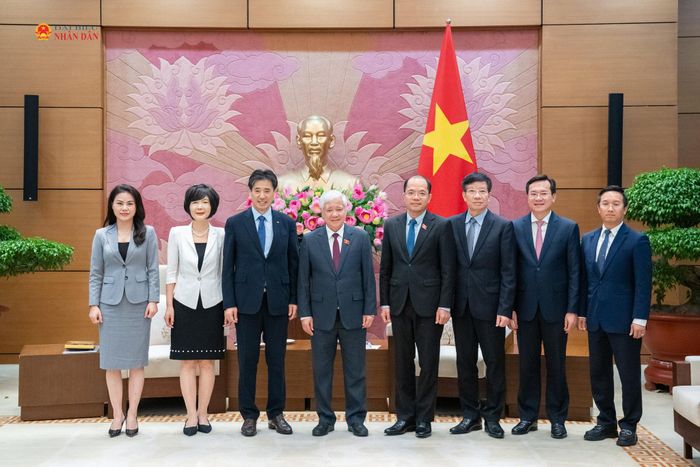 Phó Chủ tịch Thường trực Quốc hội Đỗ Văn Chiến và các đại biểu chụp ảnh lưu niệm
