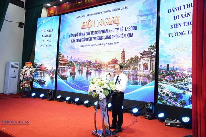 Ông Đặng Văn Diên, Bí thư Đảng ủy, Chủ tịch HĐND phường Hồng Châu phát biểu tại hội nghị. Ảnh: Phùng Nguyện.
