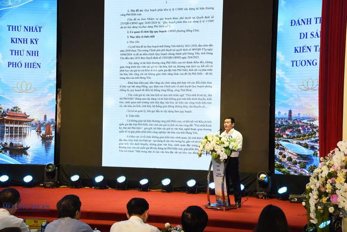 Ông Trần Quang Triển, Giám đốc Sở Xây dựng tỉnh Hưng Yên đọc công bố quyết định của UBND tỉnh tại hội nghị. Ảnh: Phùng Nguyện.