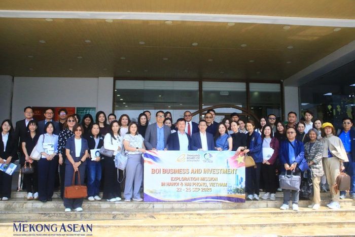 Đoàn đại biểu Ủy ban Đầu tư Thái Lan (BOI) và doanh nghiệp Thái Lan chụp trong chuyến khảo sát KCN sinh thái Nam Cầu Kiền, Hải Phòng. Ảnh: Mộc An/Mekong ASEAN