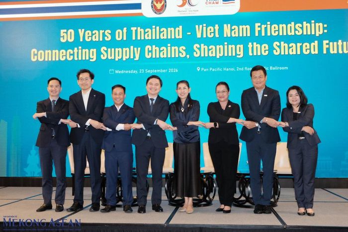 Đại sứ Thái Lan tại Việt Nam Urawadee Sriphiromya chụp ảnh cùng đại diện ThaiCham và các diễn giả tham dự hội thảo. Ảnh: Tùng Dương/Mekong ASEAN