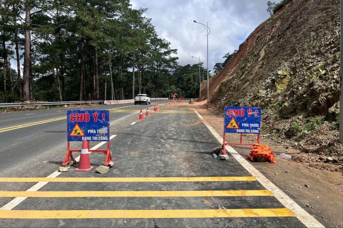Cơ quan chức năng đã dọn dẹp, khoanh vùng, giăng dây, đặt bảng cảnh báo và phân luồng giao thông toàn đoạn đường vừa bị sạt trượt taluy. Ảnh: Báo Lâm Đồng.