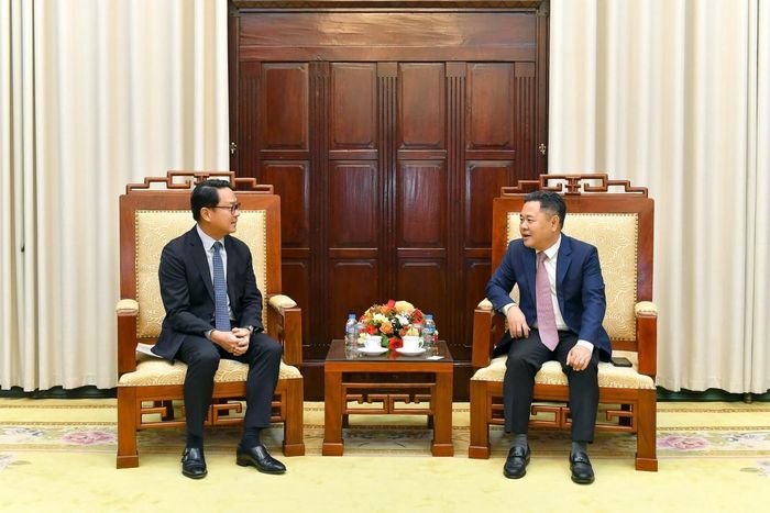 Phó Thống đốc Nguyễn Ngọc Cảnh và ông Tan Choon Hin - Tổng Giám đốc phụ trách ASEAN và Trung Hoa Đại lục, Tập đoàn UOB trao đổi tại buổi làm việc