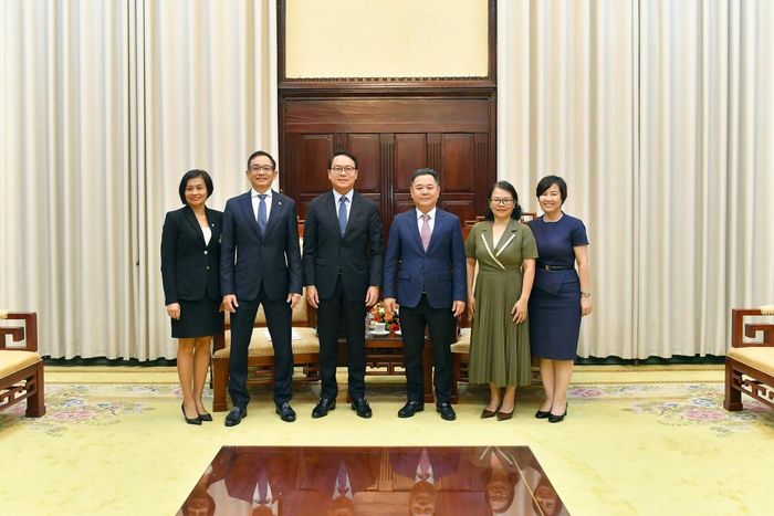 Phó Thống đốc Nguyễn Ngọc Cảnh cùng đoàn UOB chụp ảnh lưu niệm