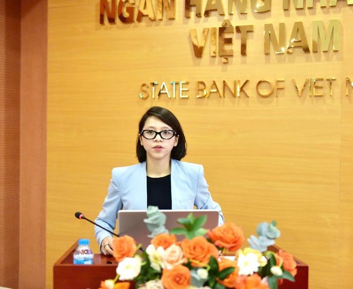 Bà Phạm Mai Trang, Phó Trưởng phòng Thanh tra NHNN trình bày tham luận