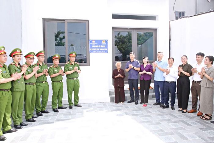 Phòng Cảnh sát kinh tế Công an tỉnh Bắc Ninh phối hợp với chính quyền địa phương hỗ trợ Nhà Đại đoàn kết cho gia đình bà Bùi Thị Liên - hộ có hoàn cảnh đặc biệt khó khăn trên địa bàn.