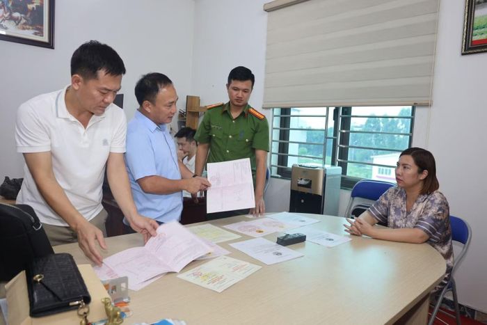 Khám xét nơi làm việc của một đối tượng lừa đảo.