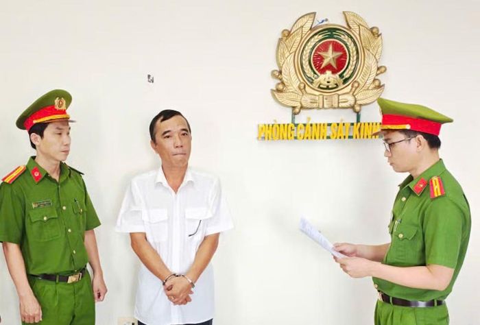 Cơ quan CSĐT tống đạt quyết định tố tụng đối với Phạm Quốc Trưởng.