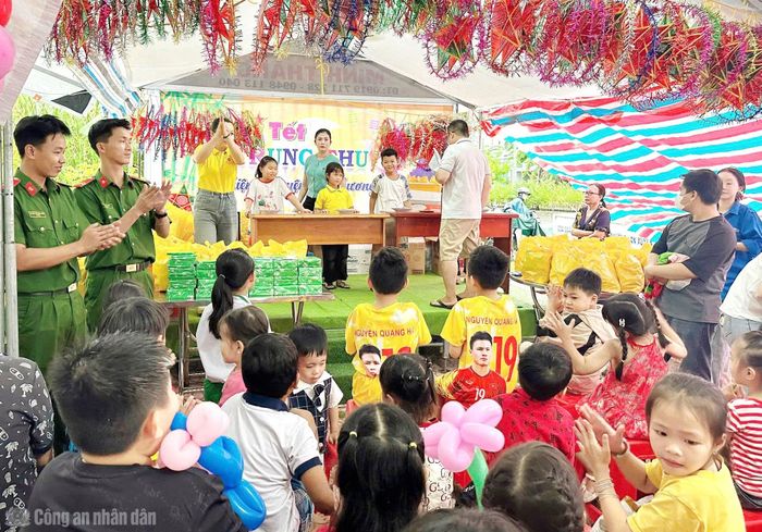 Trại Tạm giam số 1 Công an tỉnh tổ chức chương trình “Vui Tết Trung thu” cho 200 em nhỏ tại khóm 18, phường Tân Thành.