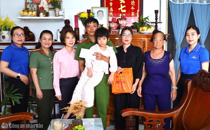 Ban Phụ nữ Công an Cà Mau tặng quà Trung thu cho các cháu là con của cán bộ Công an có hoàn cảnh khó khăn.