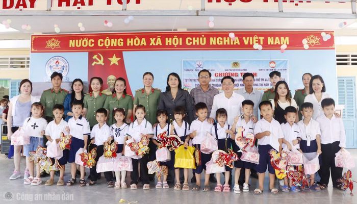 Phòng An ninh mạng Công an tỉnh phối hợp tuyên truyền pháp luật, tặng quà Trung thu các em học sinh Trường Tiểu học và THCS Nguyễn Việt Khái, xã Cái Đôi Vàm.