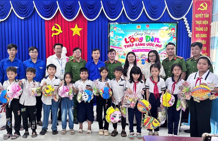 Chương trình “Lồng đèn thắp sáng ước mơ” tại Trường Tiểu học Trí Phải được Công an tỉnh phối hợp tổ chức cho các em học sinh.