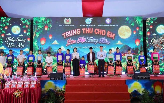 Chủ tịch UBND tỉnh Tô Anh Dũng cùng các đồng chí lãnh đạo tỉnh, đại diện các sở, ngành, địa phương đã trao học bổng và quà cho trẻ em mồ côi, trẻ em có hoàn cảnh khó khăn đạt thành tích trong học tập, rèn luyện.