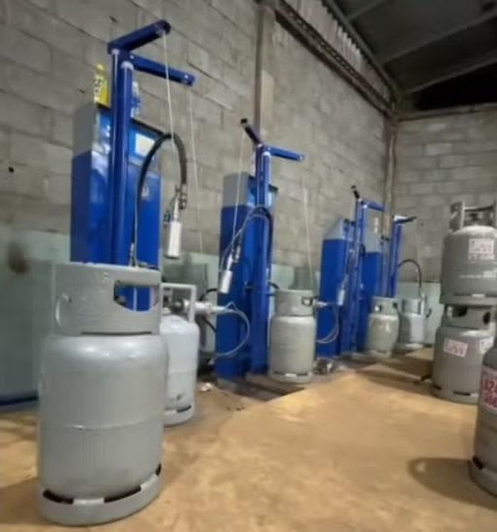 Một kho xưởng sang chiết gas trong đường dây.