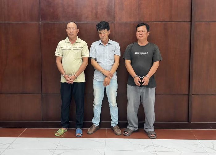  Các đối tượng tại cơ quan điều tra (trái qua phải): Hà Xuân Trường, Trần Văn Hoài Hận, Bàn Hữu Nguyên. 