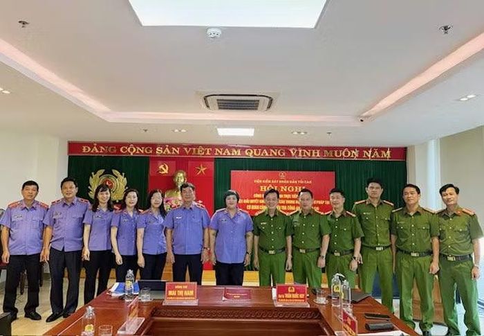 Đại diện Cơ quan CSĐT Công an tỉnh Lào Cai và Đoàn công tác chụp ảnh lưu niệm.