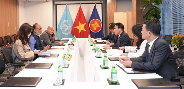 Bộ trưởng Lương Tam Quang và Phó Tổng Thư ký LHQ phụ trách về công nghệ Amandeep Singh Gill tại cuộc hội đàm.