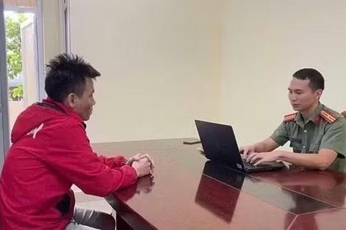 Cán bộ điều tra Công an tỉnh Đắk Lăk lấy lời khai đối tượng.