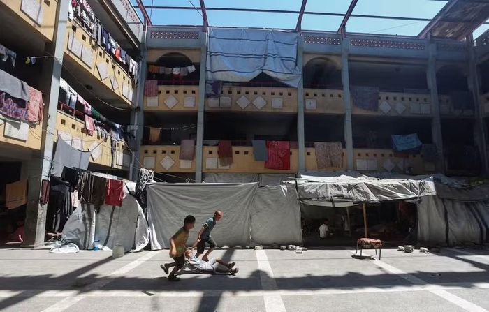 Nhiều trường học ở dải Gaza được chuyển thành nơi trú ẩn cho các gia đình bị mất nhà cửa. Ảnh: Reuters