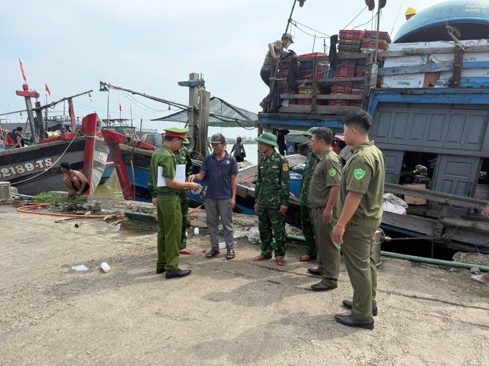 Công an phường Thuận An nhắc nhở tàu thuyền neo đậu an toàn khi tránh trú bão.