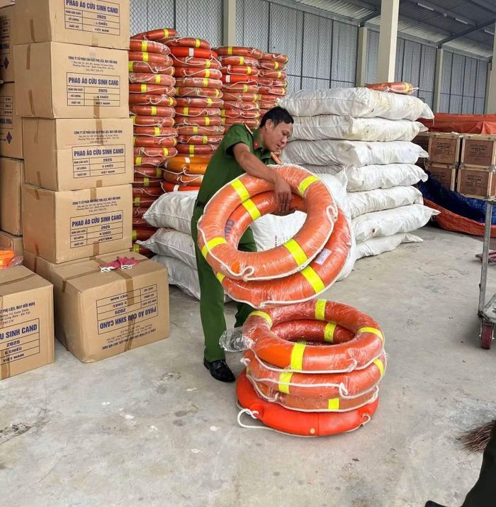 Trang cấp, kiểm tra các phương tiện, thiết bị cho các lực lượng để sẵn sàng ứng phó với mùa bão lũ.