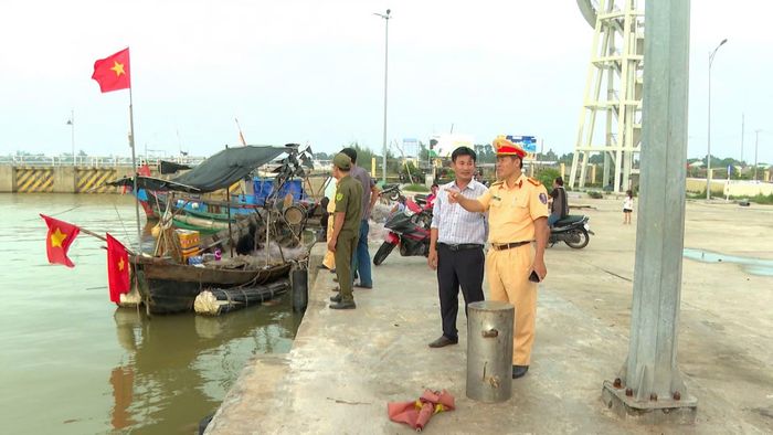 Cảnh sát giao thông đường thủy thuộc Phòng Cảnh sát giao thông Công an TP Huế kiểm tra các công trình trọng điểm.