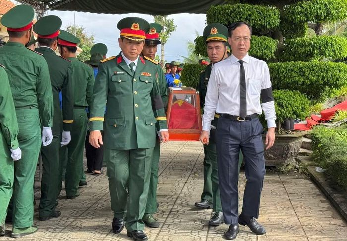 Hài cốt liệt sĩ được di chuyển trong không khí trang nghiêm, thành kính.