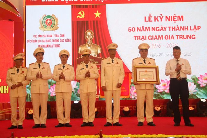 Đại diện lãnh đạo tỉnh Gia Lai trao Bằng khen cho cán bộ, chiến sĩ Trại giam Gia Trung.
