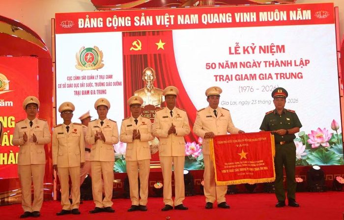 Thừa uỷ quyền của Thủ tướng Chính phủ, Thiếu tướng Nguyễn Thanh Trường trao Cờ thi đua xuất sắc cho cán bộ, chiến sĩ Trại giam Gia Trung.